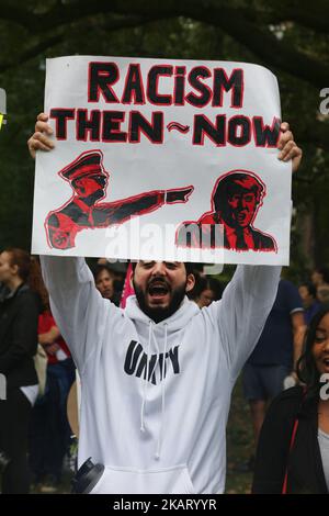 Protestante ha un segno di confronto tra il presidente americano Donald Trump e Hitler durante un raduno contro la supremazia bianca e l'islamofobia al Queen's Park di Toronto, Ontario, Canada, il 15 ottobre 2017. (Foto di Creative Touch Imaging Ltd./NurPhoto) Foto Stock