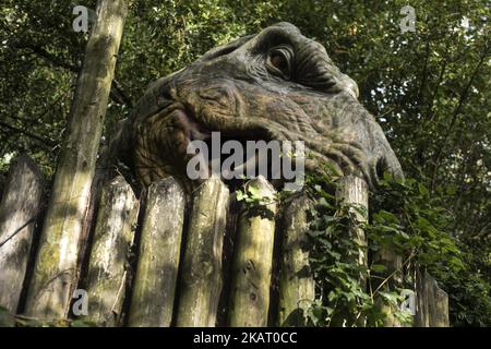 Riproduzione a grandezza naturale di un tirannosauro Rex nella zona del terrasauro nel centro faunistico Karpin Abentura di Carranza a Vizcaya, Spagna, il 17 ottobre 2017. Karpin Abentura è un centro faunistico che mira a dare vita dignitosa agli animali da traffico illegale, animali domestici esotici abbandonati e altri di origine simile per aumentare la consapevolezza di questo problema ha anche un terrasauro in cui è possibile conoscere alcune delle specie di dinosauro a grandezza naturale che abitavano la terra 65 milioni di anni fa. (Foto di Joaquin Gomez Sastre/NurPhoto) Foto Stock