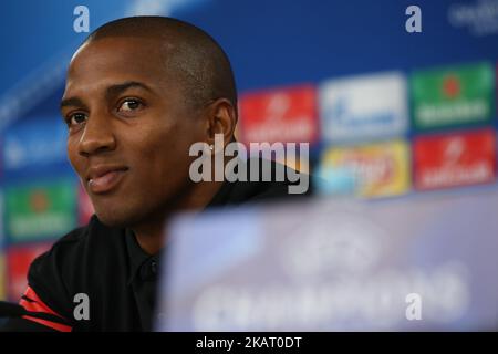 Ashley Young, centrocampista inglese del Manchester United, partecipa a una conferenza stampa presso lo stadio Luz di Lisbona, in Portogallo, il 17 ottobre 2017, alla vigilia della partita di calcio della UEFA Champions League SL Benfica vs Manchester United. (Foto di Pedro FiÃºza/NurPhoto) Foto Stock