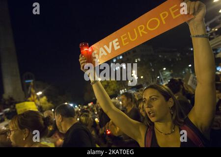 Una donna tiene un cartello con la scritta "Help Catalonia" durante una manifestazione a lume di candela a Barcellona contro l'arresto di due leader separatisti catalani il 17 ottobre 2017 a Barcellona, Spagna. La Catalogna si è arenata per le proteste dopo che un giudice ha ordinato la detenzione di due potenti leader separatisti, infiamando ulteriormente le tensioni nella crisi sul caotico referendum sull'indipendenza della regione spagnola. (Foto di Miquel Llop/NurPhoto) Foto Stock