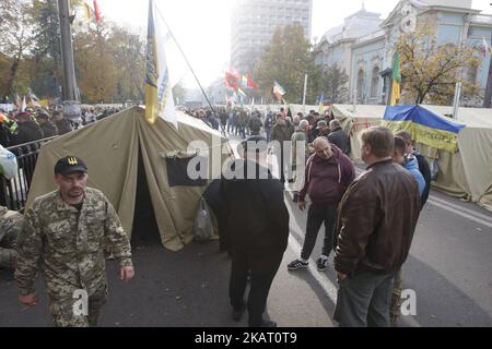 I manifestanti ucraini sono riuniti in un campo di tenda che è stato eretto fuori dal parlamento durante una protesta di massa che chiede una lotta più vigorosa contro il trapianto di governo a Kiev, Ucraina il 19 ottobre 2017. (Foto di Str/NurPhoto) Foto Stock