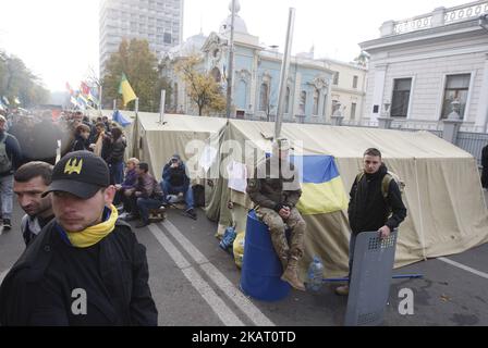 I manifestanti ucraini sono riuniti in un campo di tenda che è stato eretto fuori dal parlamento durante una protesta di massa che chiede una lotta più vigorosa contro il trapianto di governo a Kiev, Ucraina il 19 ottobre 2017. (Foto di Str/NurPhoto) Foto Stock