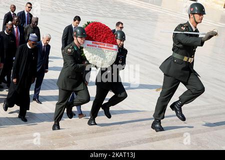 Il Presidente Muhammadu Buhari presta giuramento al Mausoleo del fondatore della Turchia Padre Mustapha Kemal Ataturk ad Ankara in visita in Turchia il 19 ottobre 2017 (Photo by next24online/NurPhoto) Foto Stock