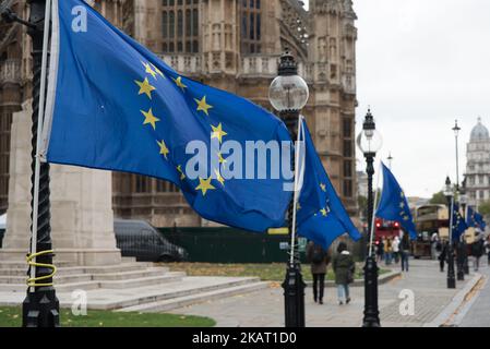 Le bandiere dell'UE si sono sventolate al di fuori delle Camere del Parlamento a Londra il 20 ottobre 2017. Primo Ministro, Theresa May è volata a Bruxelles per un vertice con altri leader europei. I rapporti sull’impasse sui negoziati sulla Brexit possono essere stati esagerati, ha affermato il presidente del Consiglio europeo Donald Tusk dopo un vertice di Bruxelles. (Foto di Alberto Pezzali/NurPhoto) Foto Stock