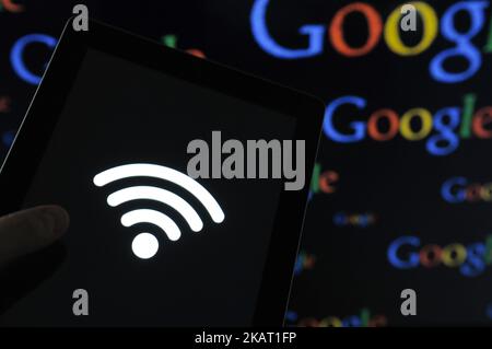 Un tablet con un simbolo WiFi con logo Google sullo sfondo è visto in questa foto il 20 ottobre 2017. (Foto di Jaap Arriens/NurPhoto) Foto Stock