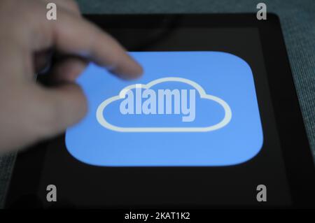 Il logo iCloud viene visualizzato sullo schermo di un tablet del computer in questa immagine il 20 ottobre 2017. (Foto di Jaap Arriens/NurPhoto) Foto Stock