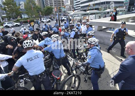 I membri del Dipartimento di polizia di Filadelfia si scontrano con i manifestanti, a Center City Philadelphia, PA, il 21 ottobre 2017. Sono stati effettuati diversi arresti quando i manifestanti si avvicinarono alla statua di Frank Rizzo, fuori dal Municipio di Philadelphia. La protesta è iniziata inizialmente al di fuori della conferenza dell'Associazione internazionale dei capi di polizia a Filadelfia. (Foto di Bastiaan Slabbers/NurPhoto) Foto Stock