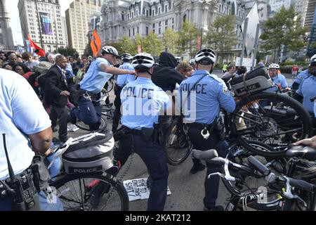 I membri del Dipartimento di polizia di Filadelfia si scontrano con i manifestanti, a Center City Philadelphia, PA, il 21 ottobre 2017. Sono stati effettuati diversi arresti quando i manifestanti si avvicinarono alla statua di Frank Rizzo, fuori dal Municipio di Philadelphia. La protesta è iniziata inizialmente al di fuori della conferenza dell'Associazione internazionale dei capi di polizia a Filadelfia. (Foto di Bastiaan Slabbers/NurPhoto) Foto Stock