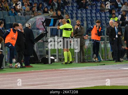 L'arbitro consulta il VAR durante la Serie Italiana Una partita di calcio tra S.S. Lazio e Cagliari allo Stadio Olimpico di Roma, il 22 ottobre 2017. (Foto di Silvia Lore/NurPhoto) Foto Stock