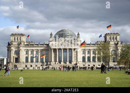 Il Reichstag, sede del Bundestag del Parlamento tedesco, è raffigurato a Berlino il 22 ottobre 2017. Il Bundestag eletto dal nee avrà la sua riunione costitutiva il 24 ottobre 2017. (Foto di Emmanuele Contini/NurPhoto) Foto Stock