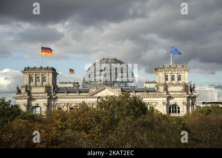 Il Reichstag, sede del Bundestag del Parlamento tedesco, è raffigurato a Berlino il 22 ottobre 2017. Il Bundestag eletto dal nee avrà la sua riunione costitutiva il 24 ottobre 2017. (Foto di Emmanuele Contini/NurPhoto) Foto Stock