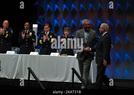 Le sessioni del procuratore generale DEGLI STATI UNITI Jeff sono accolte sul palco all'Assemblea generale della conferenza dell'Associazione internazionale dei capi di polizia a Philadelphia, PA, il 23 ottobre 2017. (Foto di Bastiaan Slabbers/NurPhoto) Foto Stock