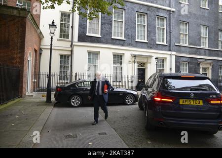 Il Ministro degli esteri britannico Boris Johnson lascia il 10 di Downing Street dopo la riunione settimanale del gabinetto nel centro di Londra il 24 ottobre 2017. (Foto di Alberto Pezzali/NurPhoto) Foto Stock