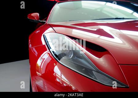 Ferrari Jakarta presenta la Ferrari più forte e veloce, 812 Superfast, ufficialmente in Indonesia il 24 ottobre 2017. Ferrari più forte e più veloce con l'ultima 6,5liter V12 in grado di offrire 800 cv, 812 Superfast è un nuovo riferimento nel segmento delle vetture sportive a motore anteriore la vettura raggiunge una potenza massima a 8.500 giri/min ed è in grado di accelerare da 0-100 km in soli 2,9 secondi e tempo 7,9 secondi per una distanza di 0-200 km/h. (Foto di Dasril Roszandi/NurPhoto) Foto Stock