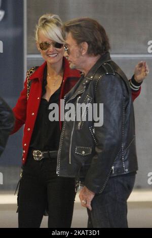Rock Star Johnny Hallyday con la moglie Laeticia Hallyday e i bambini visti arrivare all'aeroporto Charles de Gaulles a Parigi, in Francia, il 15 ottobre 2014. (Foto di Mehdi Taamallah / NurPhoto) Foto Stock