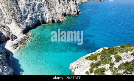 Una vista panoramica della scogliera di mare a Agia Eleni Rocky Remote Beach a Cefalonia Island, Grecia Foto Stock