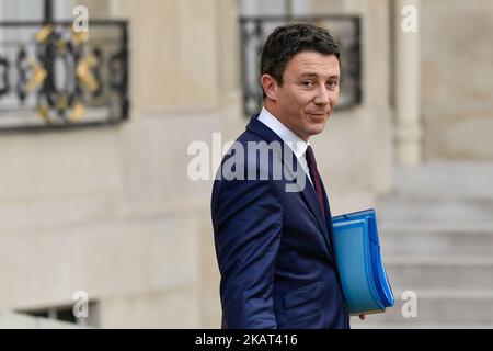 Il Ministro francese dell'Economia Benjamin Griveaux lascia il palazzo presidenziale degli Elisi dopo la riunione settimanale del gabinetto a Parigi, in Francia, il 25 ottobre 2017. (Foto di Julien Mattia/NurPhoto) Foto Stock