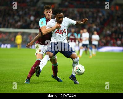 Danny Rose di Tottenham Hotspur tiene il Sam Byram di West Ham United durante la partita di Coppa Carabao 4th Round tra Tottenham Hotspur e West Ham United al Wembley Stadium di Londra, Inghilterra, il 25 ottobre 2017. (Foto di Kieran Galvin/NurPhoto) Foto Stock