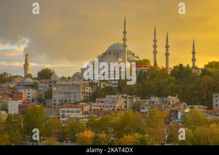 Una vista generale della Moschea Suleymaniye e della zona intorno al tramonto. Martedì, 17 ottobre 2017, a Istanbul, Turchia. (Foto di Artur Widak/NurPhoto) Foto Stock