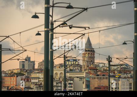 Una vista generale della Torre Galata e del quartiere Beyoglu al tramonto. Martedì, 17 ottobre 2017, a Istanbul, Turchia. (Foto di Artur Widak/NurPhoto) Foto Stock