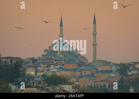 Una vista generale della Moschea Fatih e della zona intorno all'alba. Martedì, 17 ottobre 2017, a Istanbul, Turchia. (Foto di Artur Widak/NurPhoto) Foto Stock