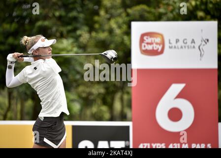 Nelly Korda of USA durante il giorno uno del Sime Darby LPGA Malaysia al TPC Kuala Lumpur East Course il 26 ottobre 2017 a Kuala Lumpur, Malesia. (Foto di Chris Jung/NurPhoto) Foto Stock