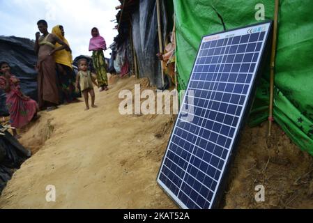 I rifugiati di Rohingya camminano nel campo di fortuna di Thengkhali a Cox's Bazar, Bangladesh, il 06 ottobre 2017. Più di 600.000 Rohingya sono arrivati in Bangladesh da quando un giro di vite militare nella vicina Myanmar, in agosto, ha scatenato un esodo, mettendo a dura prova le risorse del paese impoverito. (Foto di Mamunur Rashid/NurPhoto) Foto Stock