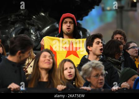 Il popolo catalano si è riunito a Piccadilly Circus per celebrare l'indipendenza della Catalogna dalla Spagna, Londra, il 28 ottobre 2017. Il primo ministro spagnolo, Mariano Rajoy, ha sciolto il parlamento della Catalogna e ha convocato un'elezione dopo che la regione ha finalmente dichiarato l'indipendenza. Rajoy ha invocato le misure di emergenza in risposta al voto dei deputati catalani per allontanarsi dallo Stato spagnolo. (Foto di Alberto Pezzali/NurPhoto) Foto Stock