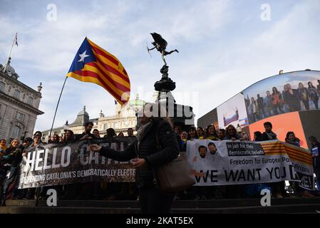 Il popolo catalano si è riunito a Piccadilly Circus per celebrare l'indipendenza della Catalogna dalla Spagna, Londra, il 28 ottobre 2017. Il primo ministro spagnolo, Mariano Rajoy, ha sciolto il parlamento della Catalogna e ha convocato un'elezione dopo che la regione ha finalmente dichiarato l'indipendenza. Rajoy ha invocato le misure di emergenza in risposta al voto dei deputati catalani per allontanarsi dallo Stato spagnolo. (Foto di Alberto Pezzali/NurPhoto) Foto Stock