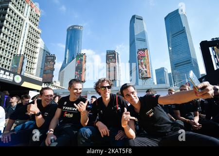 Alberto CONTADOR (SPA) prende un selfie con i suoi compagni di squadra del team Trek–Segafredo (da sinistra: Edward THEUNS, Markel IRIZAR ARANBURU e Koen DE KORT), durante il 1st TDF Shanghai Criterium 2017 - Media Day. Sabato, 28 ottobre 2017, a Shanghai, Cina. Foto di Artur Widak Foto Stock