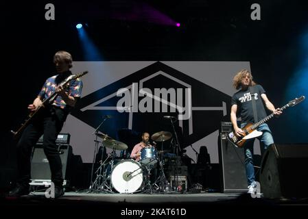 La band alternative rock irlandese del nord Ash si esibirà dal vivo all'Arena Wembley, Londra, il 28 ottobre 2017. Ash è un gruppo rock alternativo del Northern Irish, formato a Downpatrick nel 1992 dal cantante e chitarrista Tim Wheeler, dal bassista Mark Hamilton e dal batterista Rick McMurray. (Foto di Alberto Pezzali/NurPhoto) Foto Stock