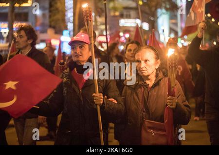 La gente ha bandiere turche in occasione del 94th° anniversario della Giornata della Repubblica turca che si è tenuta a Istanbul, in Turchia, il 29 ottobre 2017. (Foto di Emrah Oprukcu/NurPhoto) Foto Stock