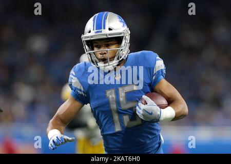 Il ricevitore di Detroit Lions Golden Tate (15) gestisce la palla durante la seconda metà di una partita di football della NFL contro i Pittsburgh Steelers a Detroit, Michigan, il 29 ottobre 2017. (Foto di Jorge Lemus/NurPhoto) Foto Stock