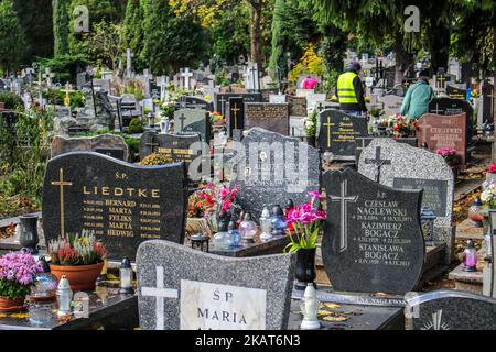 Una visione generale del cimitero di Oliwski a Danzica, Polonia, è vista il 30 ottobre 2017 come in anticipo del 1st novembre, tutti i santi giorno (Wszystkich Swietych), le persone pagano rispetto per i membri della famiglia morti, pulire le loro tombe di famiglia, e molti fiori e candele sono posti sulla cima delle tombe. Tutti i Santi il 1 novembre e tutti i Souls' Day il 2 novembre sono quando milioni di polacchi visitano le tombe di persone care, spesso viaggiando per centinaia di chilometri verso le loro città (Foto di Michal Fludra/NurPhoto) Foto Stock