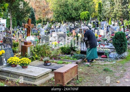 Una visione generale del cimitero di Oliwski a Danzica, Polonia, è vista il 30 ottobre 2017 come in anticipo del 1st novembre, tutti i santi giorno (Wszystkich Swietych), le persone pagano rispetto per i membri della famiglia morti, pulire le loro tombe di famiglia, e molti fiori e candele sono posti sulla cima delle tombe. Tutti i Santi il 1 novembre e tutti i Souls' Day il 2 novembre sono quando milioni di polacchi visitano le tombe di persone care, spesso viaggiando per centinaia di chilometri verso le loro città (Foto di Michal Fludra/NurPhoto) Foto Stock