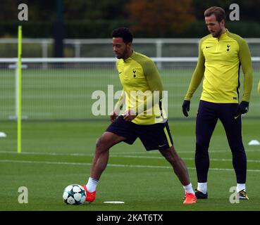 Mousa Dembele di L-R Tottenham Hotspur e Harry Kane di Tottenham Hotspur durante una sessione di addestramento di Tottenham Hotspur in vista della partita di UEFA Champions League Group H contro il Real Madrid presso il centro di addestramento di Tottenham Hotspur il 31 ottobre 2017 a Enfield, Inghilterra, Regno Unito. (Foto di Kieran Galvin/NurPhoto) Foto Stock