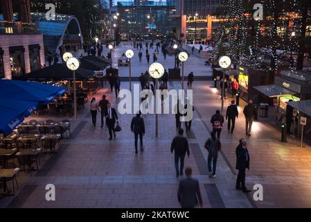 Vista generale di Canary Wharf all'ora di punta di Londra il 31 ottobre 2017. Diversi gruppi bancari, come HSBC e Citigroup, minacciano di lasciare il quartiere finanziario di Canary Wharf e la città. (Foto di Alberto Pezzali/NurPhoto) Foto Stock