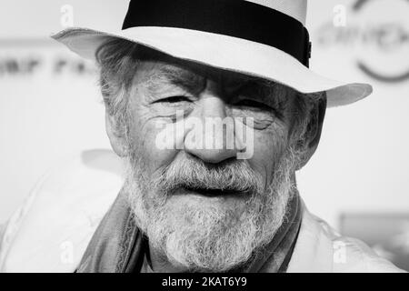 (NOTA PER I REDATTORI: Questa immagine è stata convertita in bianco e nero) Ian McKellen partecipa alla fotocall 'McKellen: Suonare la parte' durante il festival del cinema di Roma 12th all'Auditorium Parco della Musica il 1 novembre 2017 a Roma. (Foto di Luca Carlino/NurPhoto) Foto Stock