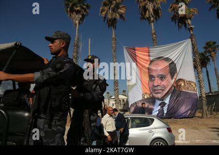 I palestinesi appendono un poster raffigurante il presidente egiziano Abdel Fattah al-Sisi al confine di Rafah con l'Egitto, nella striscia di Gaza meridionale 1 novembre 2017. (Foto di Majdi Fathi/NurPhoto) Foto Stock