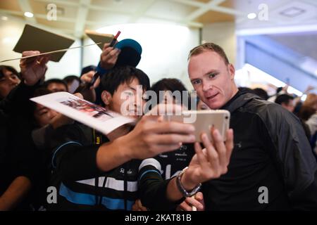 Christopher FROOME (GBR) del Team SKY si presenta per un selfie durante la 5th edizione del TDF Saitama Criterium 2017 - Media Day il 3 novembre 2017, a Saitama, Giappone. (Foto di Artur Widak/NurPhoto) Foto Stock