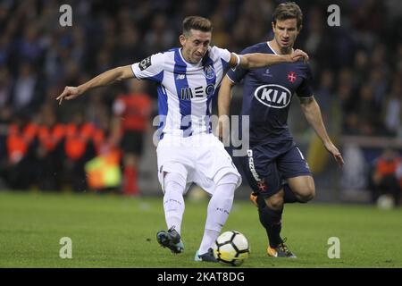 Hector Herrera, centrocampista messicano di Porto, ha fatto il calcio di gol durante la partita della Premier League 2017/18 tra FC Porto e Belenenses, allo stadio Dragao di Porto il 4 novembre 2017. (Foto di Pedro Lopes / DPI / NurPhoto) Foto Stock