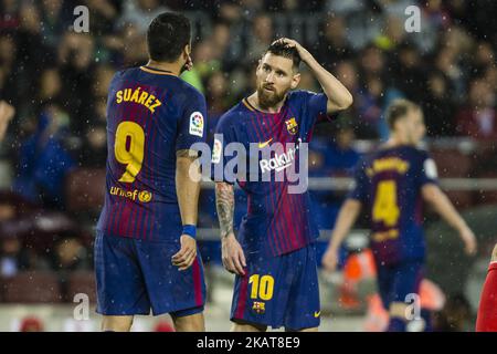 Leo messi dall'Argentina del FC Barcelona parlando con Luis Suarez dall'Uruguay del FC Barcelona durante la partita la Liga tra FC Barcelona e Siviglia allo stadio Camp Nou il 04 novembre 2017 a Barcellona, Spagna. (Foto di Xavier Bonilla/NurPhoto) Foto Stock