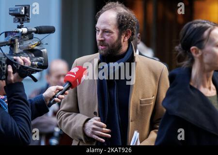 Lo scrittore francese Olivier Guez si rivolge alla stampa del ristorante Drouant a Parigi, in Francia, il 6 novembre 2017. Olivier Guez vince il premio Renaudot per il suo romanzo ‘la Disparition de Josef Mengele’, o ‘la scomparsa di Josef Mengele’. Il premio Renaudot, pur non essendo ufficialmente legato al Prix Goncourt, è una sorta di complemento ad esso, annunciando la sua premiata allo stesso tempo e al posto del Prix Goncourt, vale a dire il primo martedì di novembre al ristorante Drouant di Parigi. (Foto di Michel Stoupak/NurPhoto) Foto Stock