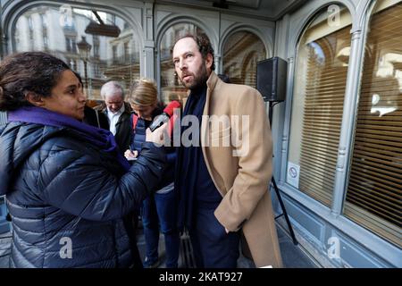 Lo scrittore francese Olivier Guez si rivolge alla stampa del ristorante Drouant a Parigi, in Francia, il 6 novembre 2017. Olivier Guez vince il premio Renaudot per il suo romanzo ‘la Disparition de Josef Mengele’, o ‘la scomparsa di Josef Mengele’. Il premio Renaudot, pur non essendo ufficialmente legato al Prix Goncourt, è una sorta di complemento ad esso, annunciando la sua premiata allo stesso tempo e al posto del Prix Goncourt, vale a dire il primo martedì di novembre al ristorante Drouant di Parigi. (Foto di Michel Stoupak/NurPhoto) Foto Stock