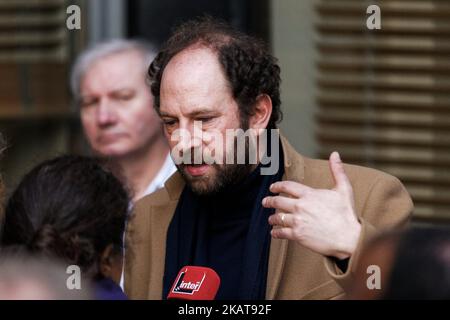 Lo scrittore francese Olivier Guez si rivolge alla stampa del ristorante Drouant a Parigi, in Francia, il 6 novembre 2017. Olivier Guez vince il premio Renaudot per il suo romanzo ‘la Disparition de Josef Mengele’, o ‘la scomparsa di Josef Mengele’. Il premio Renaudot, pur non essendo ufficialmente legato al Prix Goncourt, è una sorta di complemento ad esso, annunciando la sua premiata allo stesso tempo e al posto del Prix Goncourt, vale a dire il primo martedì di novembre al ristorante Drouant di Parigi. (Foto di Michel Stoupak/NurPhoto) Foto Stock