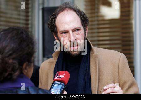 Lo scrittore francese Olivier Guez si rivolge alla stampa del ristorante Drouant a Parigi, in Francia, il 6 novembre 2017. Olivier Guez vince il premio Renaudot per il suo romanzo ‘la Disparition de Josef Mengele’, o ‘la scomparsa di Josef Mengele’. Il premio Renaudot, pur non essendo ufficialmente legato al Prix Goncourt, è una sorta di complemento ad esso, annunciando la sua premiata allo stesso tempo e al posto del Prix Goncourt, vale a dire il primo martedì di novembre al ristorante Drouant di Parigi. (Foto di Michel Stoupak/NurPhoto) Foto Stock