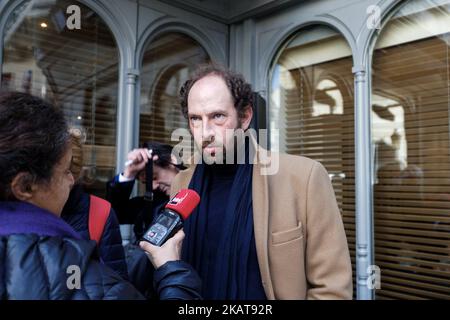 Lo scrittore francese Olivier Guez si rivolge alla stampa del ristorante Drouant a Parigi, in Francia, il 6 novembre 2017. Olivier Guez vince il premio Renaudot per il suo romanzo ‘la Disparition de Josef Mengele’, o ‘la scomparsa di Josef Mengele’. Il premio Renaudot, pur non essendo ufficialmente legato al Prix Goncourt, è una sorta di complemento ad esso, annunciando la sua premiata allo stesso tempo e al posto del Prix Goncourt, vale a dire il primo martedì di novembre al ristorante Drouant di Parigi. (Foto di Michel Stoupak/NurPhoto) Foto Stock