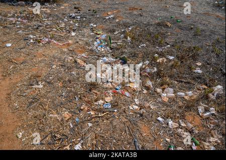 Comportamento umano indesiderato: Rifiuti stradali sparsi sul terreno accanto ad una strada nel sud dell'Italia vicino ad un parco nazionale. Foto Stock