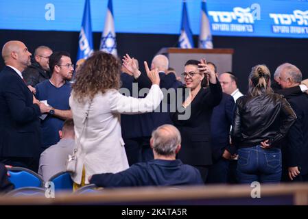 Gerusalemme, Israele. 02nd Nov 2022. Galit Distel Atbaryan, membro del Partito del Likud, abbraccia un sostenitore durante le celebrazioni dei partiti di destra israeliani a seguito dei primi sondaggi di uscita delle elezioni generali del 2022, le quinte elezioni parlamentari in meno di quattro anni. Credit: SOPA Images Limited/Alamy Live News Foto Stock