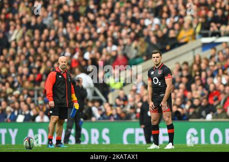 George Ford inglese prende il calcio di Punizione durante l'Old Mutual Wealth Series tra l'Inghilterra contro l'Argentina allo stadio Twickenham a Londra, Regno Unito il 11 novembre 2017. (Foto di Kieran Galvin/NurPhoto) Foto Stock